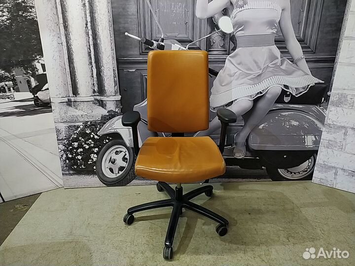 Кресло компьютерное, кожа б/у 12-407