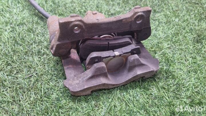 Суппорт тормозной задний левый Toyota Crown