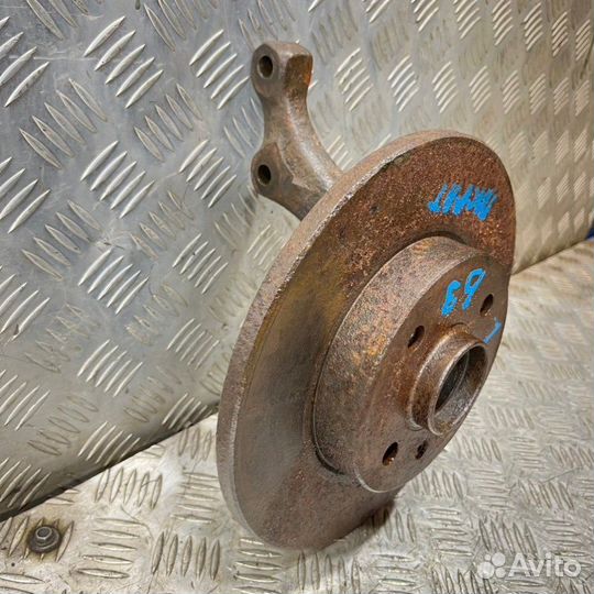 Кулак поворотный передний левый Volkswagen Passat