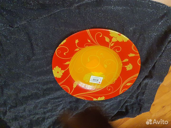 Тарелки большие,новые,очень яркие и красивые