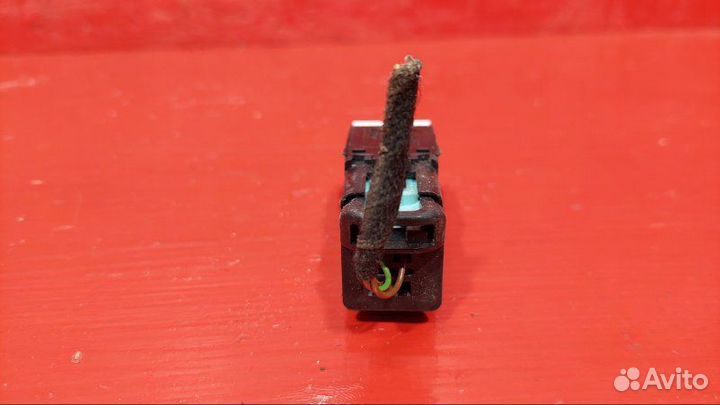 Кнопка аварийной сигнализации Volkswagen Touran