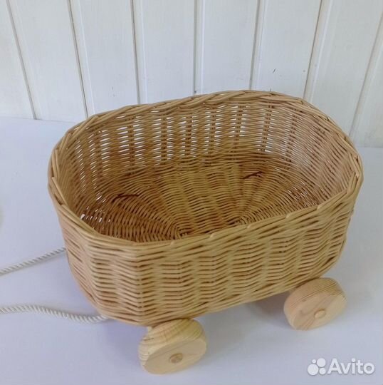 Плетеная тележка. Тележка-каталка для детских игр