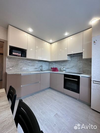 Кухня на заказ под потолок