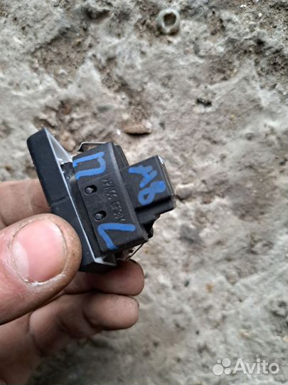 Кнопка разблокировки двери Audi A8 D3