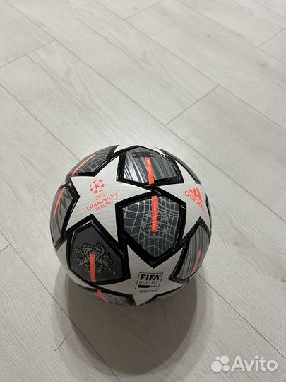 Футбольный мяч adidas