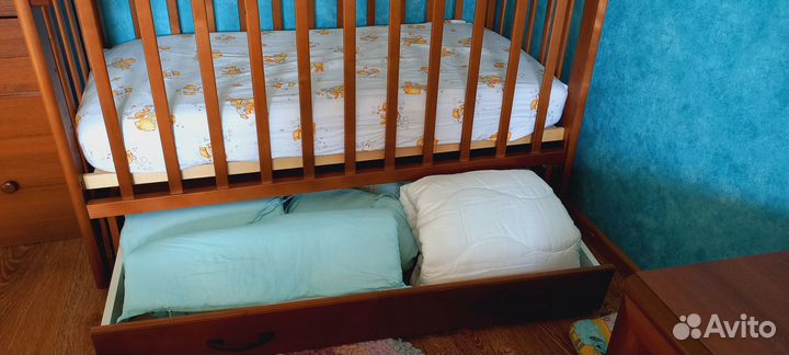 Детская кроватка с продольным маятником
