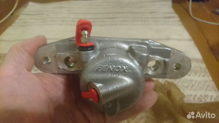 Левый тормозной цилиндр