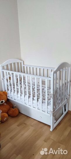 Детская кроватка с маятником и ящиком