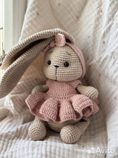 Вязаная игрушка зайка ручной работы