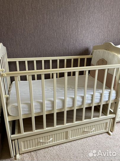 Детская кроватка с маятником и ящиком