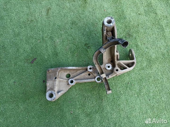 Кронштейн передний левый Volkswagen Jetta седан