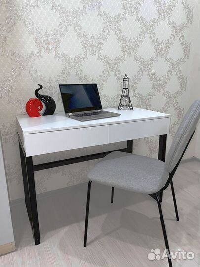 Белый компьютерный стол