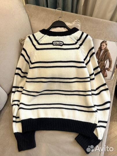 Красивый свитер Miu Miu