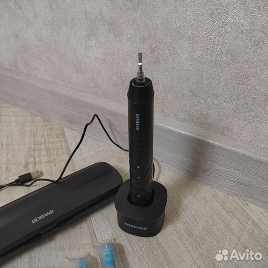 Электрическая зубная щетка