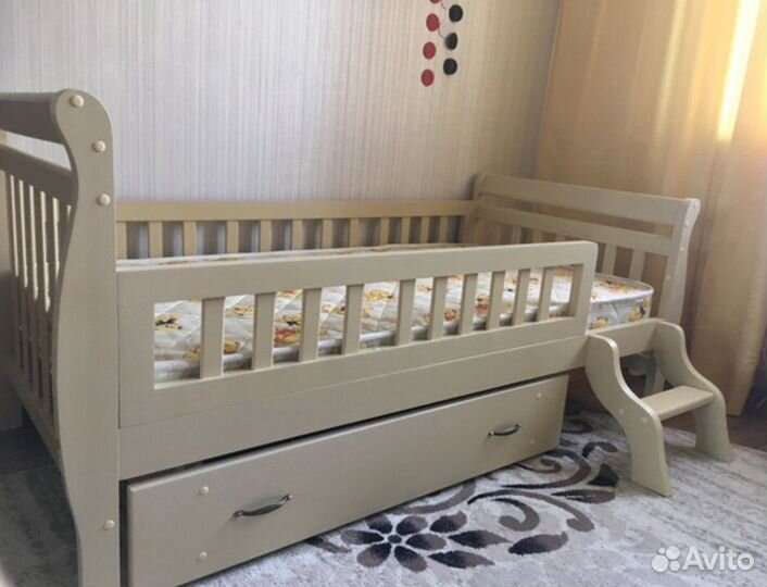 Кровать детская из массива