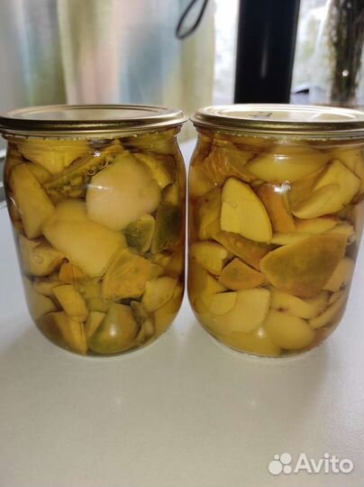 Грибы белые, лисички, ягоды. Дары леса