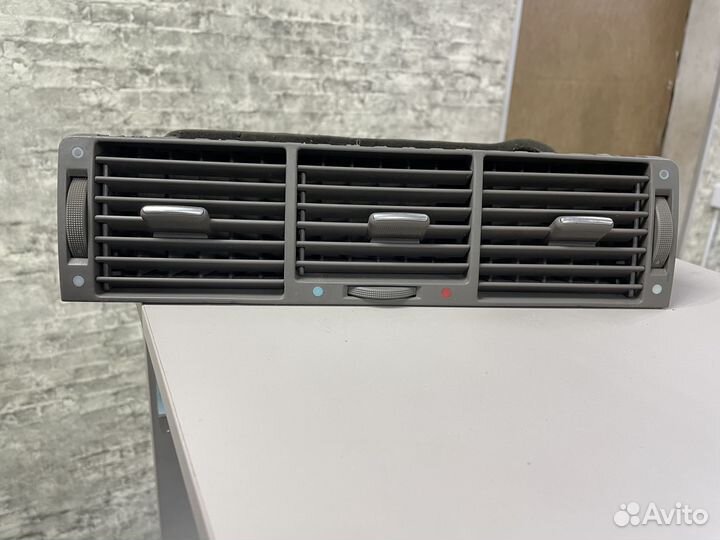 Дефлектор воздуха центральный в торпеду Ауди А8 Д2