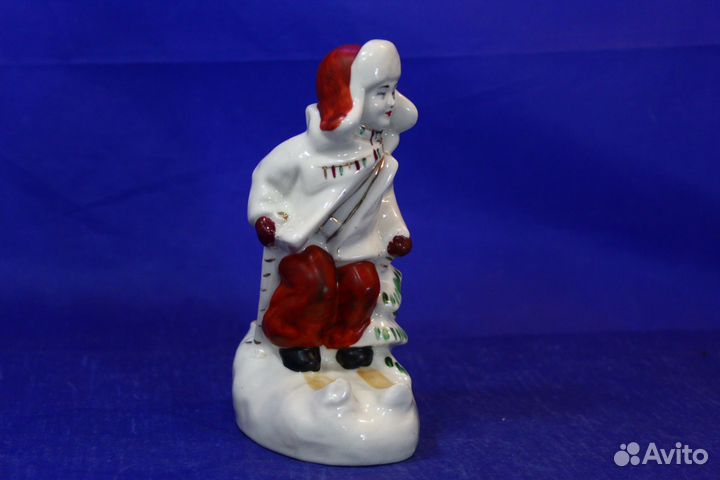 Фарфоровая статуэтка Лыжник Мальчик на лыжах