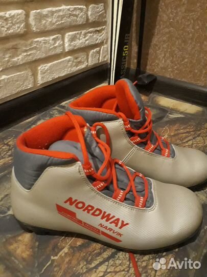 Лыжные ботинки и лыжи