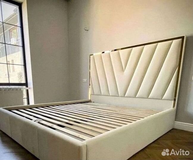 Кровать двуспальная с мягким изголовьем
