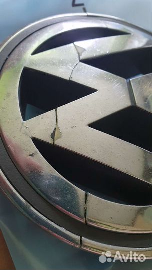 Знак на решетку радиатора VW