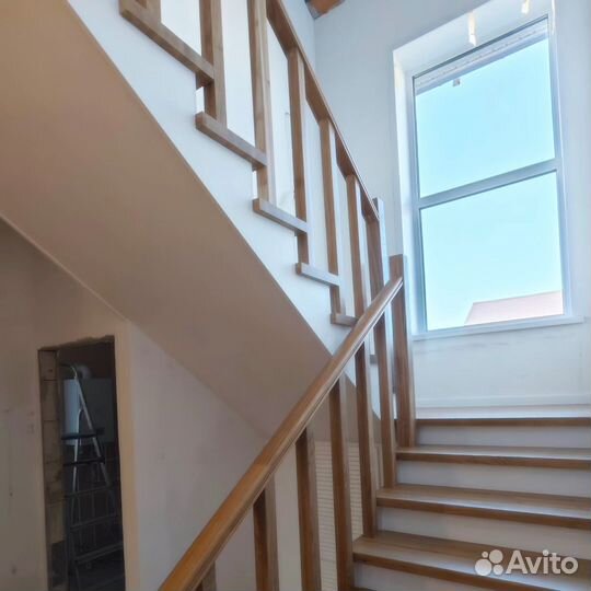 Лестница из дуба в коттедж