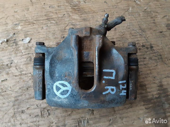 Суппорт передний правый Мерседес 124