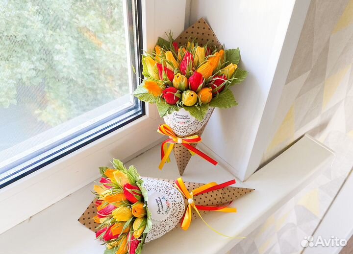 Сладкий букет-рожок из бутонов роз