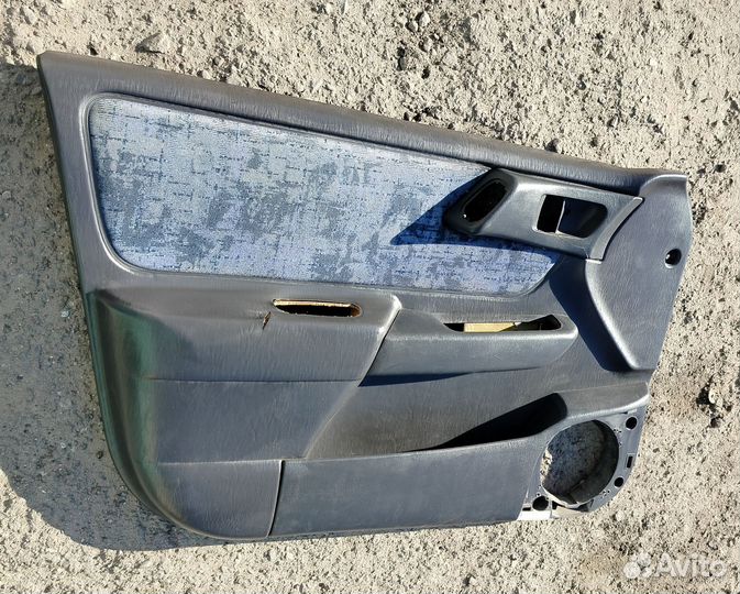 Обшивка передней левой двери Toyota Carina E