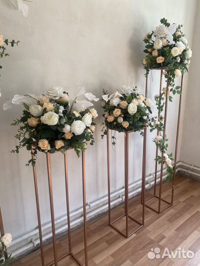 Цветы на стойках