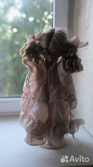 Кукла фарфоровая