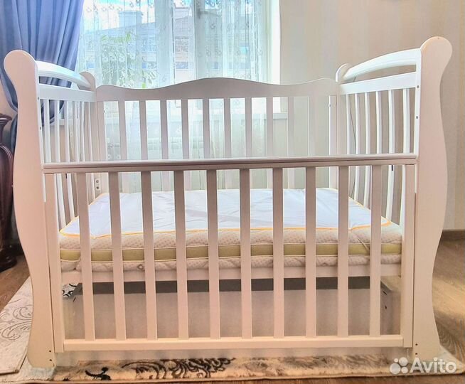 Детская кроватка с маятником и ящиком