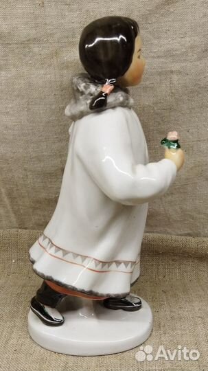 Статуэтка Якутка с книгой и цветком СССР лфз