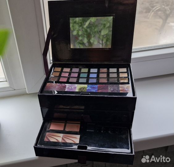 Палитра теней и румян Yves Rocher