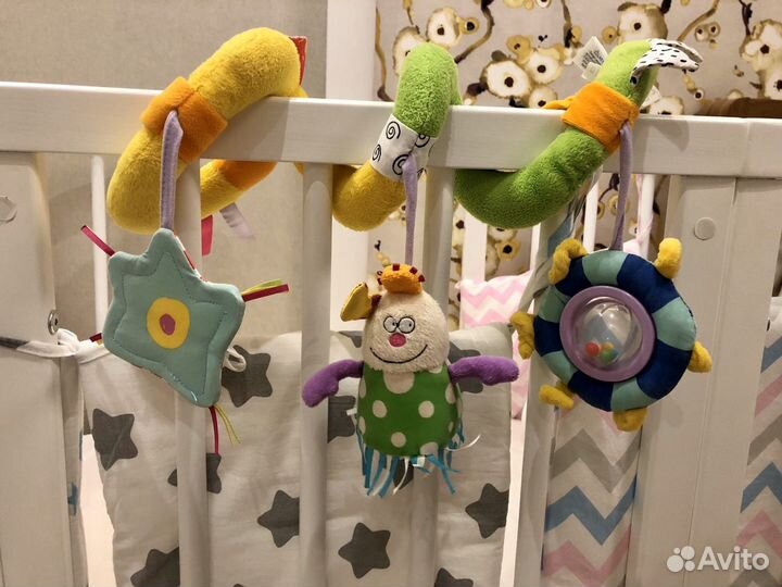 Подвеска на кроватку развивающая и гусеница в пода