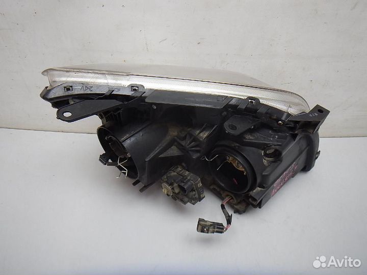 Фара левая Toyota Avensis