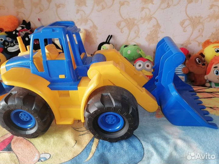 Игрушка трактор большой