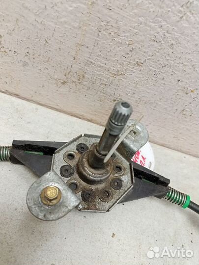 Стеклоподъемник механический передний левый 105977