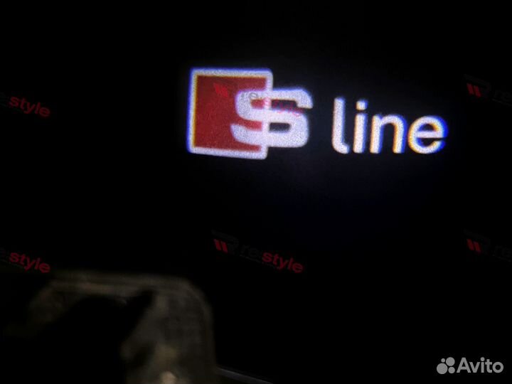 Проекция логотипа Audi на двери