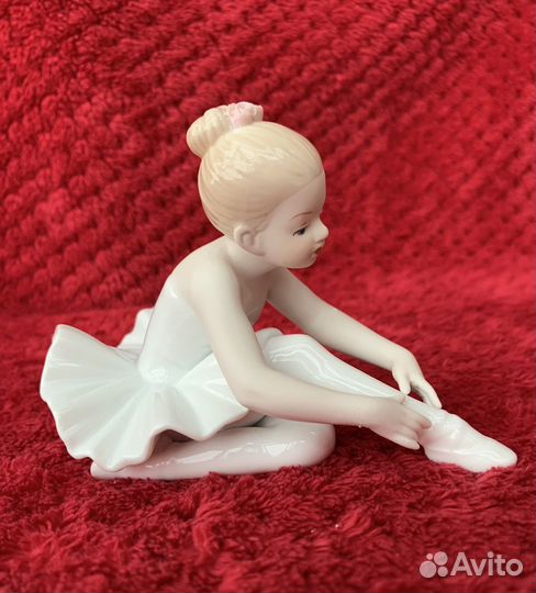 Статуэтка фарфоровая маленькая юная балерина