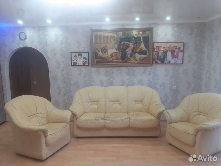 Кожаный диван и 2 кресла