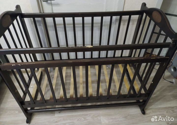 Детская кроватка на колесах