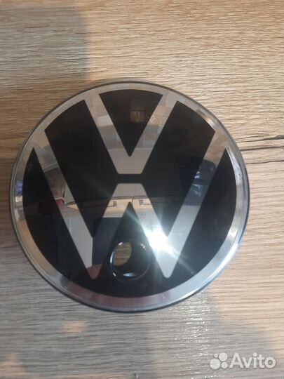 Эмблема в решетку радиатора VW Passat