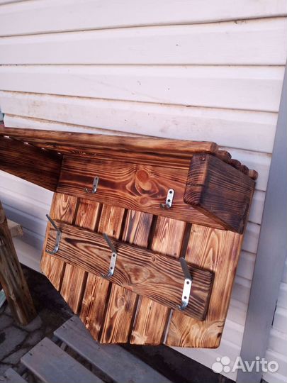 Деревянная вешалка