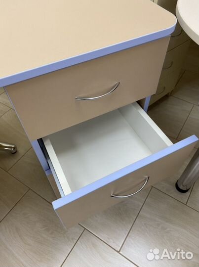 Маникюрный стол Бумеранг