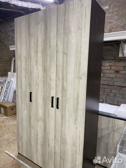 Шкаф платяной