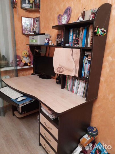 Письменный стол со стулом