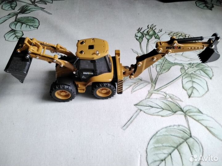 Модель трактора Huina 1704