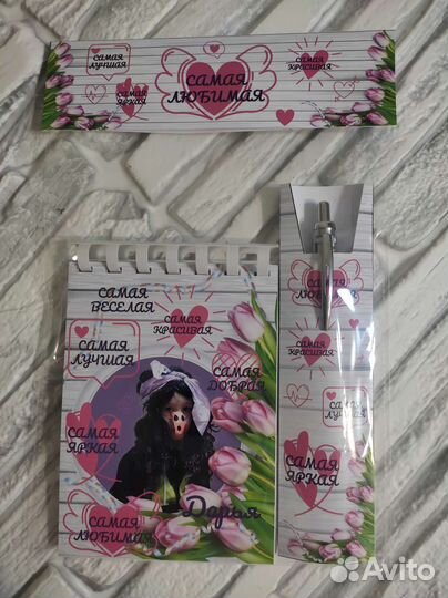 Блокнот с ручкой