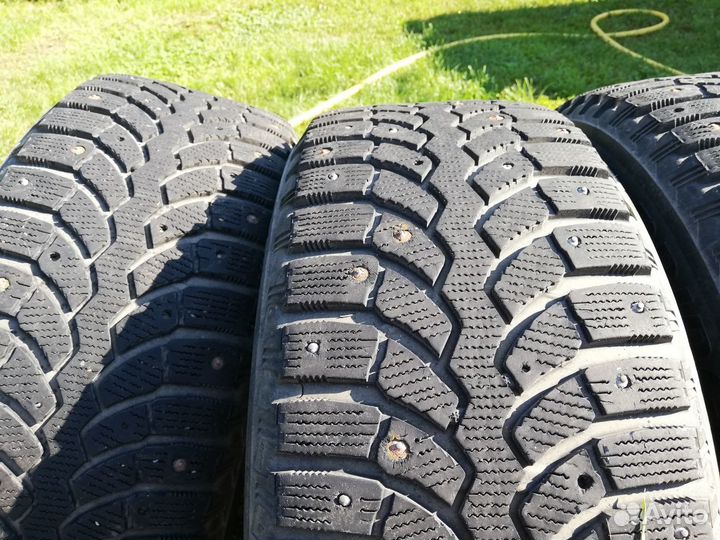 Bridgestone Blizzak Spike-01 215/60 R16